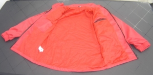 Rotes Schnittschutz Textiel mit Dreizack